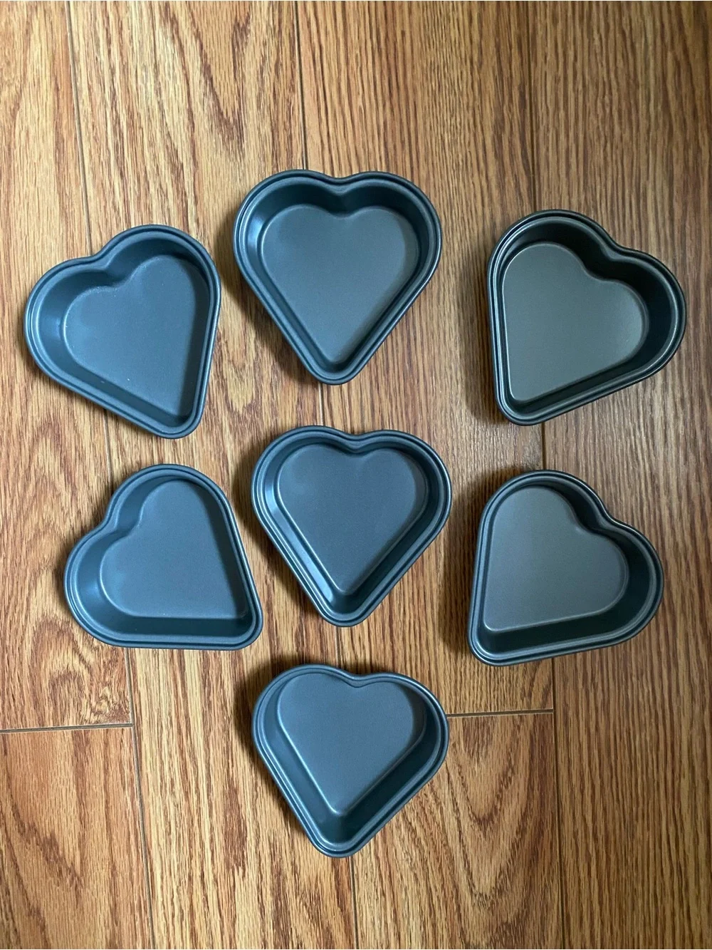 SET OF 7 NON-STICK HEART SHAPED MINI BAKING PANS